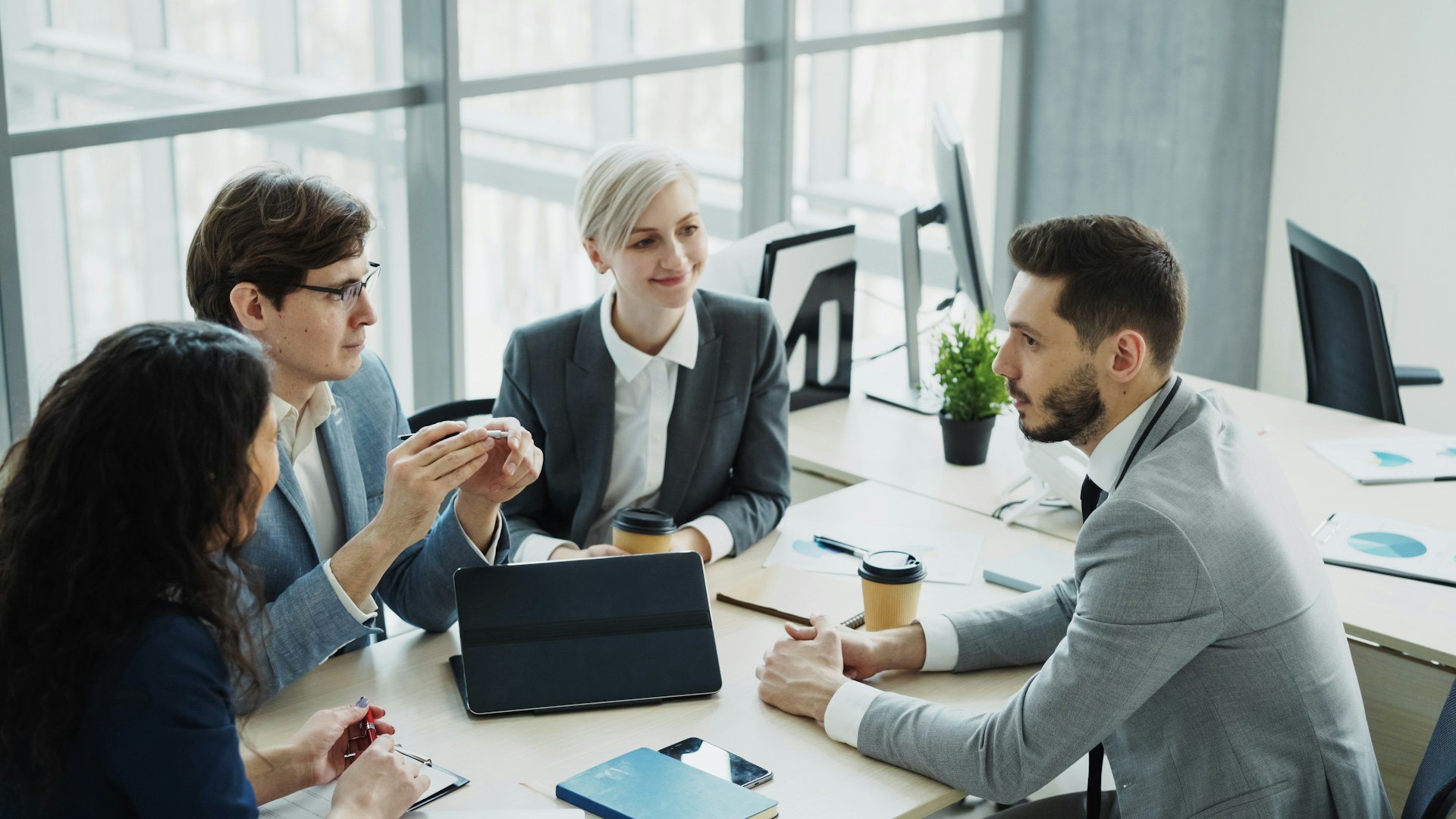 Diretoria e RH analisando reajuste de plano de saúde empresarial em uma PME