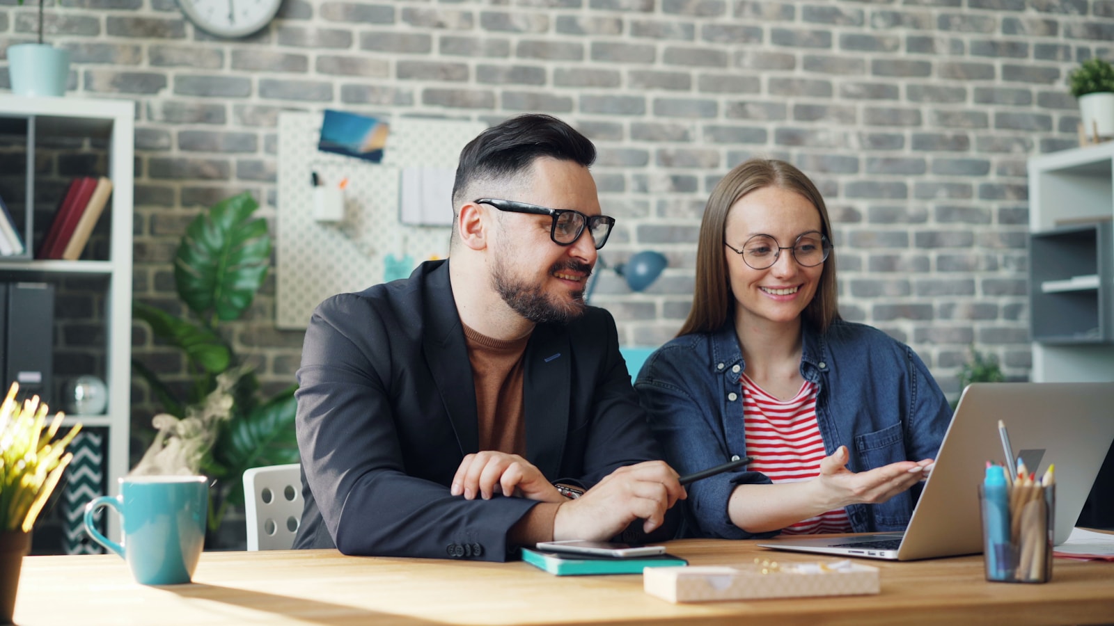 Profissionais latinos analisando o custo de um plano de saúde empresarial
