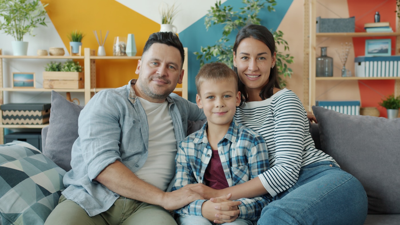 Família brasileira em momento natural para representar seguros pessoais e proteção familiar